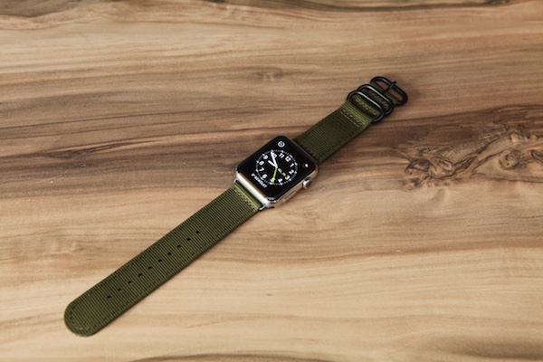 Apple Watch mit grünem Nylon-Armband von Monowear