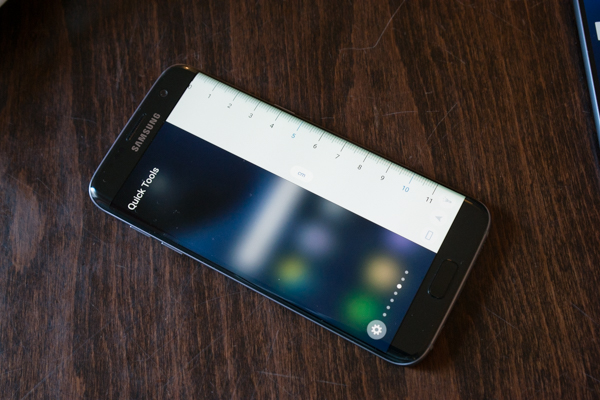 Мерная лента, VIP-контакты и многое другое: Samsung расширила возможности изогнутого дисплея edge