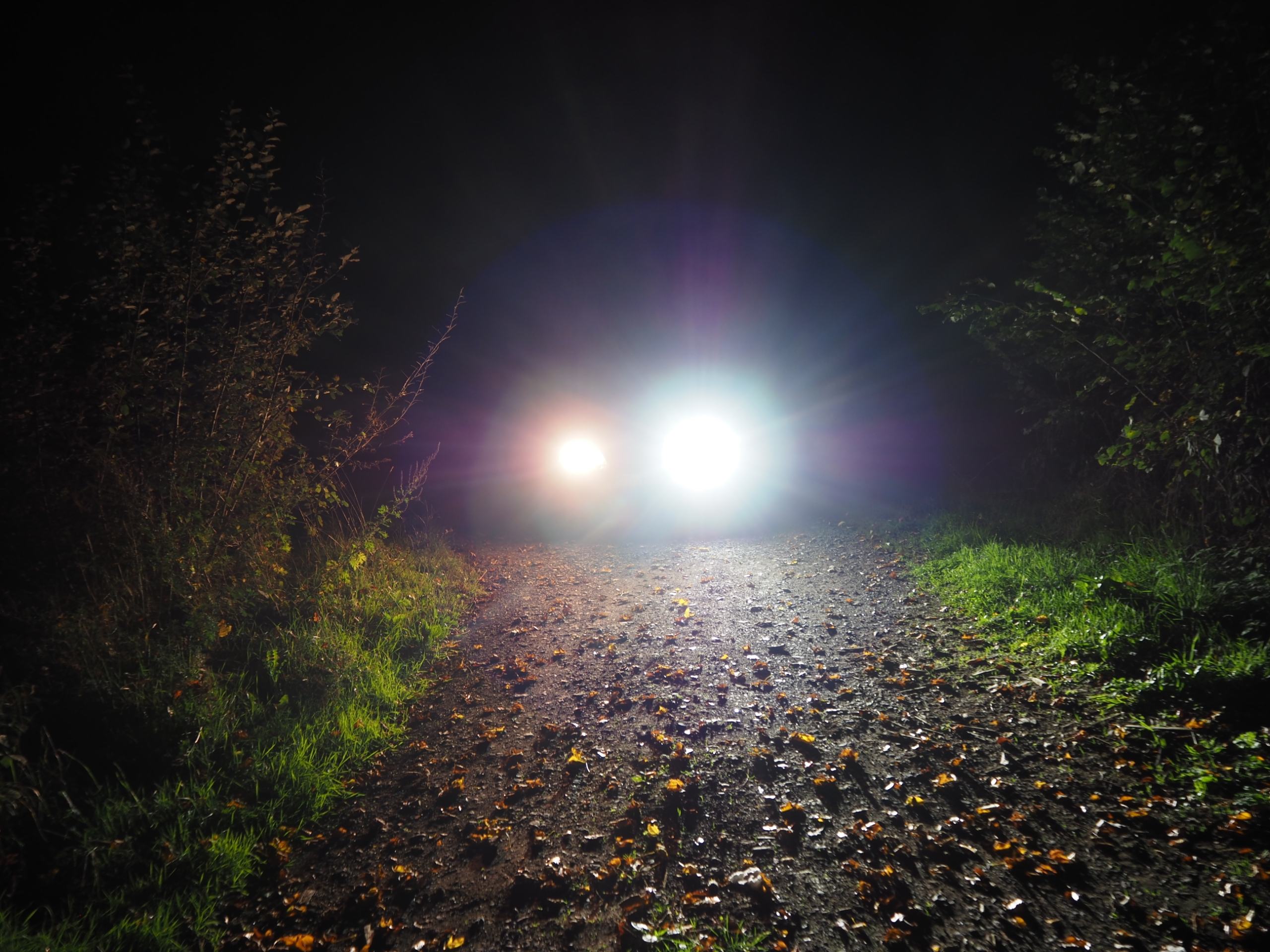 20251018-V70-OSRAM-H7-LED-Außenansicht-02-Fahrerseite-LED-Beifahrerseite-Halogen.JPG