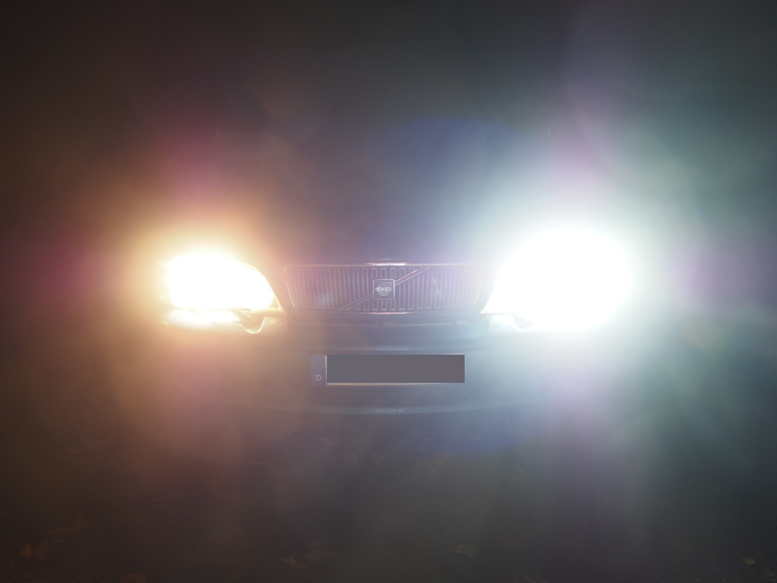 20251018-V70-OSRAM-H7-LED-Außenansicht-05-Fahrerseite-LED-Beifahrerseite-Halogen.JPG