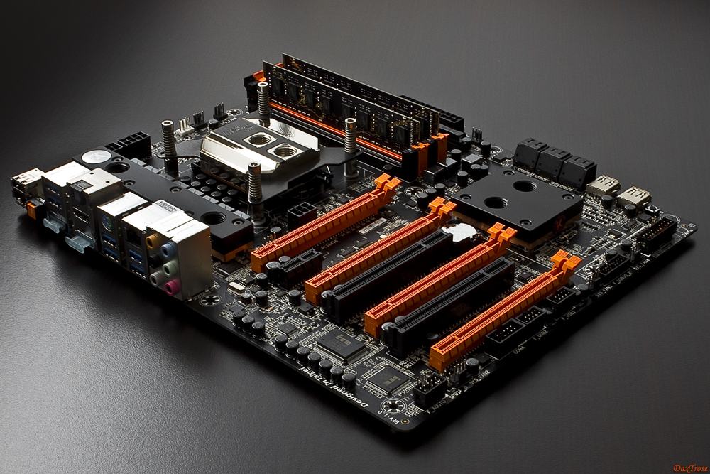 Gigabyte GA-Z87X-OC Wasser_02.jpg
