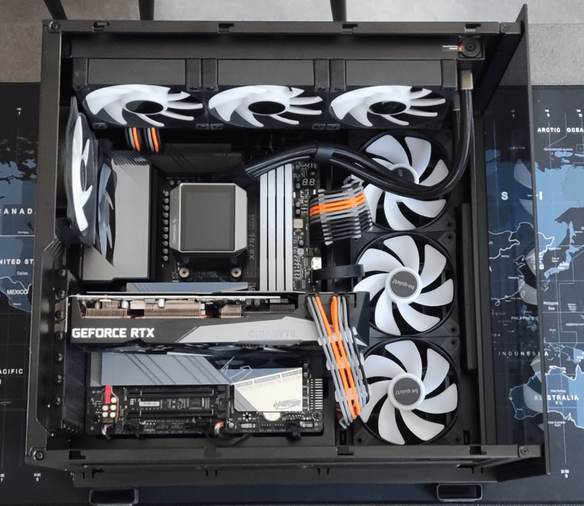Draufblick auf den geöffneten PC