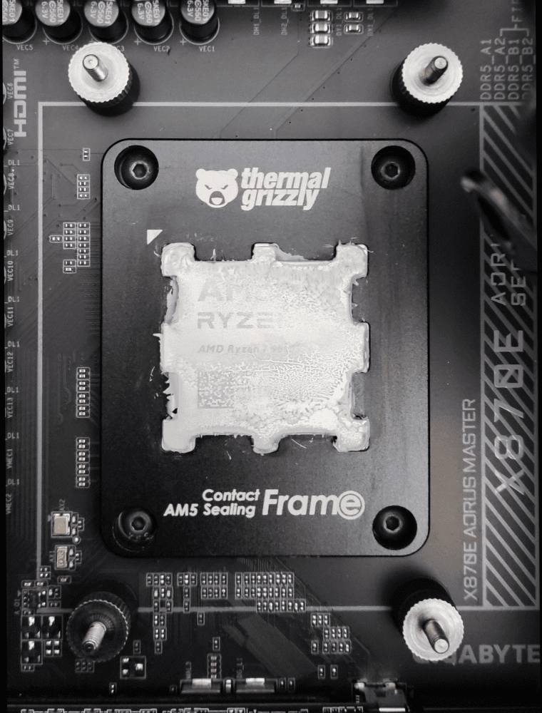 Alte Reste der Kryonaut Wärmeleitpaste auf der CPU