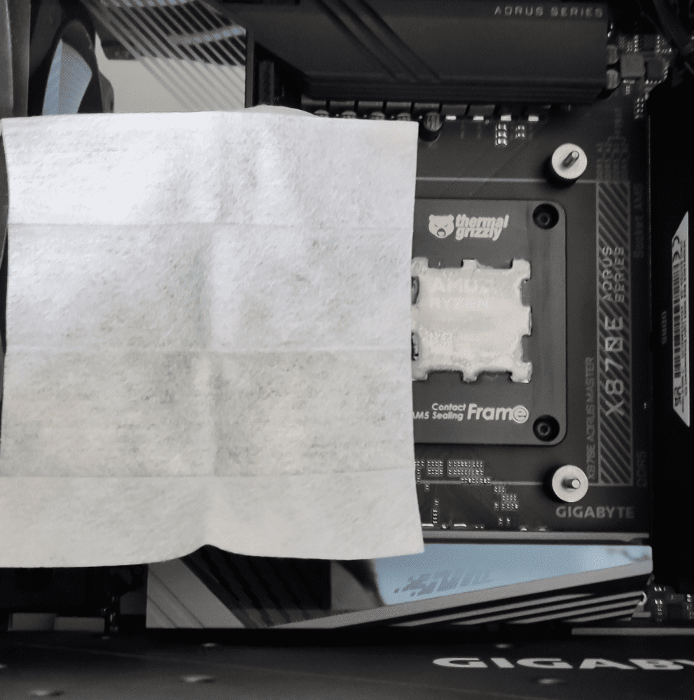 Größenvergleich Cleaning Wipes neben der CPU