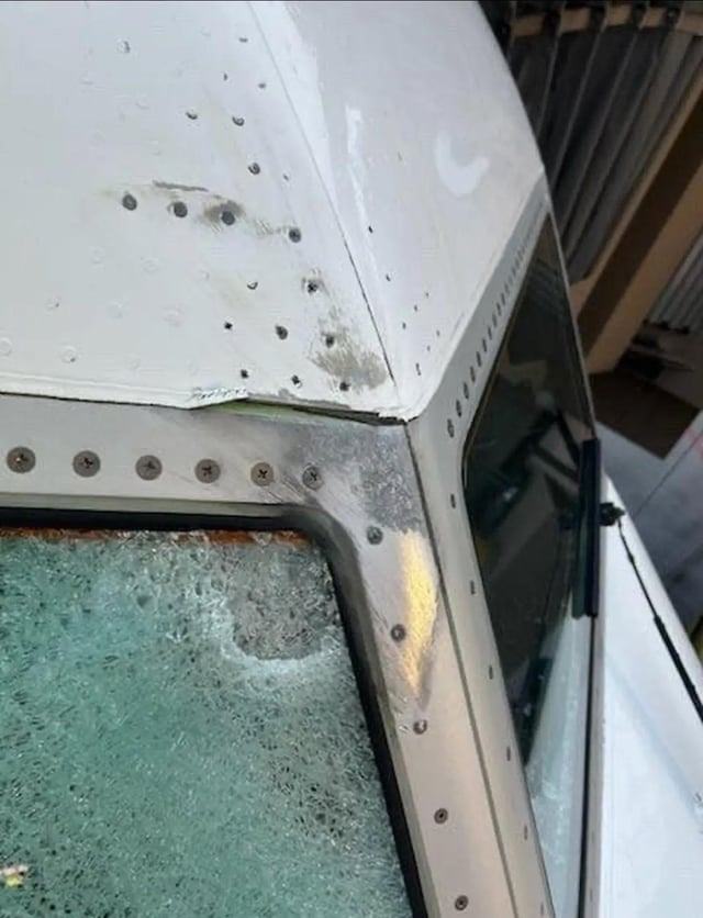 ual-737-with-a-cracked-windshield-at-fl360-flight-was-v0-kodgo34awxvf1.jpg