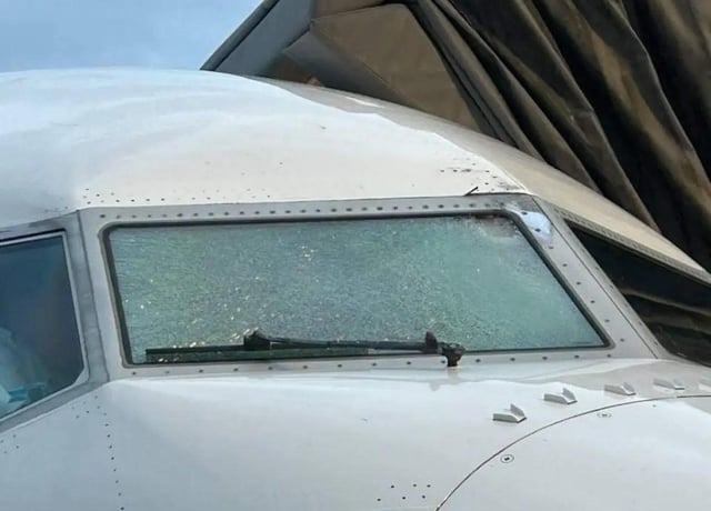 ual-737-with-a-cracked-windshield-at-fl360-flight-was-v0-rld2114awxvf1.jpg
