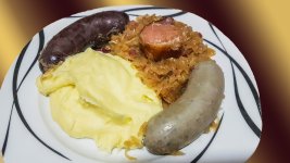 Sauerkraut mit Püree und Blutwurst und Leberwurst.jpg