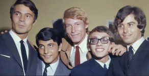 Los Bravos von links nach rechts - Manuel Fernández Aparicio, Pablo Sanllehi, Mike Kennedy, An...jpg