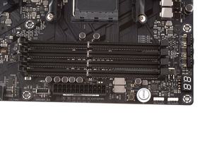 Neben den vier DIMM-Slots ist ein USB-3.1-Gen2-Header, zwei Onboard-Buttons und LED-Header vertreten.
