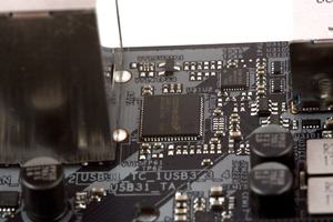 ASMedias ASM3142 kümmert sich um die beiden USB-3.1-Gen2-Buchsen am I/O-Panel.