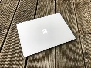Mit dem Surface Laptop bietet Microsoft sein erstes klassisches Notebook an