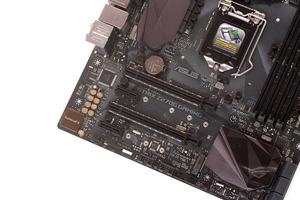 Die Erweiterungssteckplätze beim ASUS Strix Z270G Gaming.
