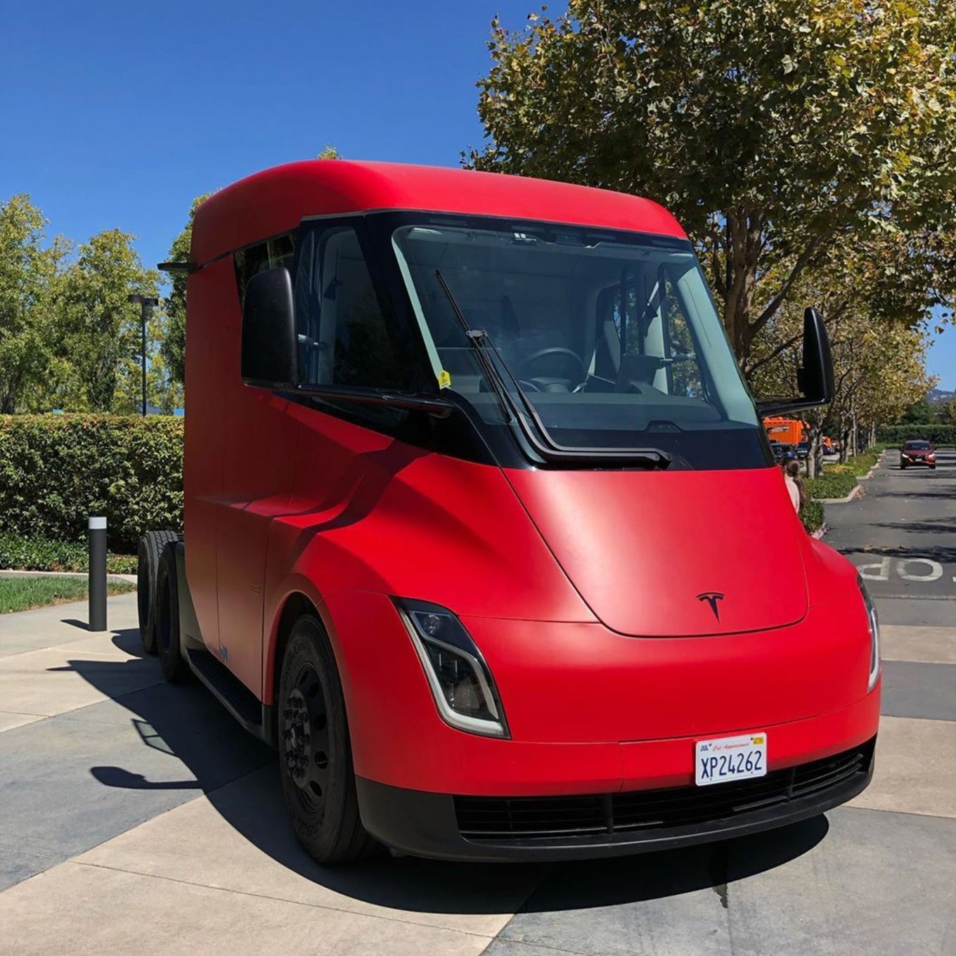 Tesla Semi Prototyp an Pixars Hauptquartier gesichtet ...