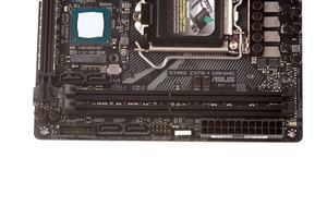 Platzbedingt kommen nur zwei DDR4-DIMM-Speicherbänke in Frage. 