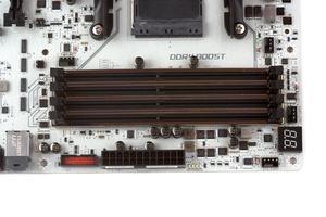 Vier DDR4-DIMM-Bänke sind auch bei dieser Platine Pflicht.