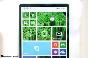 Fast ein Trendsetter: Microsofts rahmenloses Lumia 435 aus dem Jahr 2014 zeigt sich erstmals