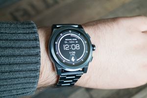 Mit 47 mm Durchmesser ist die Michael Kors Access Grayson eine der größten Smartwatches
