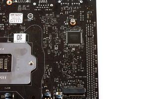 Auf der Rückseite befindet sich neben dem SuperI/O-Controller auch ein zweiter M.2-Steckplatz.