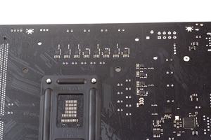 Auf der PCB-Rückseite halten sich aus diesem Grund mehrere Phasen-Doubler auf.