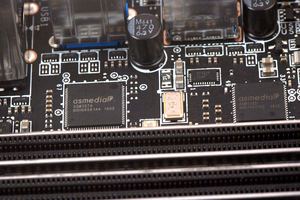 Links ist der USB-3.1-Gen1-Hub und rechts der USB-3.1-Gen2-Controller.