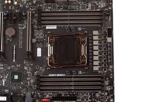 Acht Spulen versorgen die LGA2011-3-CPU mit Strom.