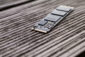 Auf der Oberseite der Force Series MP510 bringt Corsair Toshibas BiCS 3, den Phison-Controller und die Hälfte des DRAM-Caches unter