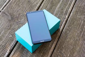 Ungewöhnlich: Auf der Front ist das 7X problemlos als Honor-Smartphone erkennbar, auf der Rückseite ist der Hersteller kaum erkennbar