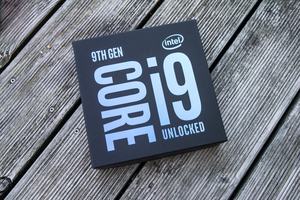 Der Retailversion des Core i9-9900K spendiert Intel eine etwas aufwändigere Verpackung, das Testmuster muss mit einem Pappkarton Vorlieb nehmen