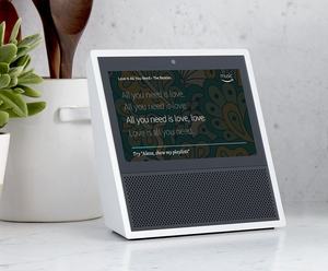 Musik spielt Amazons Echo Show von diversen Quellen ab und zeigt - falls vorhanden - auch die Texte an