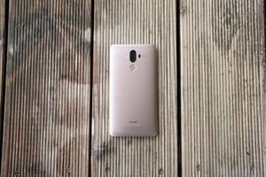 Das Design des Mate 9 ist nüchtern gehalten, lockt das Auge aber unter anderem mit der Dual-Kamera