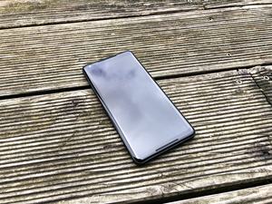 Beim Google Pixel 2 XL sorgt das P-OLED-Display für schmale Rahmen und ein modernes Erscheinungsbild
