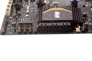 Passend zum TUF-Brett spendiert ASUS jede Menge FAN-Header.