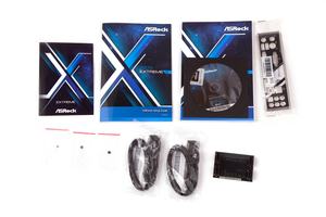 Etwas weniger Beigaben liegen dem ASRock Z270 Extreme4 bei.