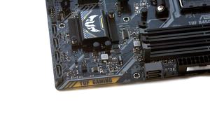 Vier vertikale und zwei angewinkelte SATA-6GBit/s-Buchsen beim ASUS TUF B450M-Plus Gaming.
