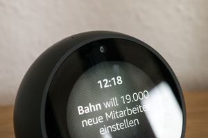 Zwei Schwachstellen auf einen Blick: Die Kamera des Echo Spot enttäuscht, der Rand rund ums Display sehr breit