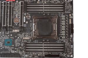 Ein 8+1-Phasen-VRM versorgt die LGA2066-CPU mit Strom.