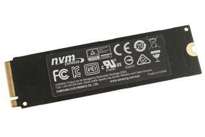 Auf der Rückseite der Samsung SSD 960 EVO befindet sich ein wärmeleitender Aufkleber aus Kupfer.
