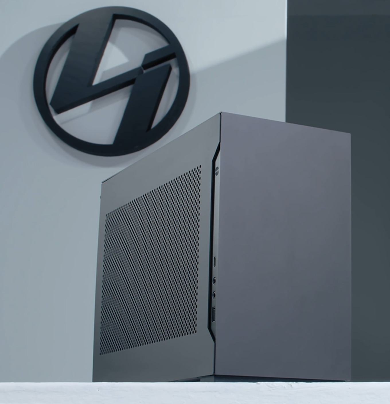 Lian li a4 h2o black. Видеокарта для корпуса mini-tower. Lian li dan a4 h2o. Lian li a4. Корпус lian li a4 h2o.