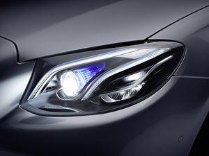 In den derzeit angebotenen Multibeam-LED-Schinwerfern von Mercedes-Benz stecken 82 einzelne LEDs (©: Daimler)