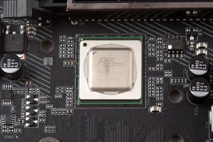Durch den PEX8747 werden 32 Gen3-Lanes auf die vier x16-Slots verteilt.