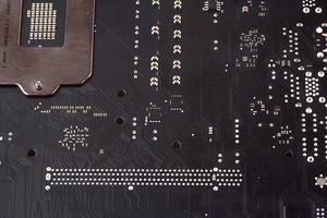 Zwei MOSFETs für den PEX8747 wurde auf der Rückseite verlötet.