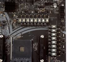 Großzügige 16 Spulen feuern die AM4-CPU an.