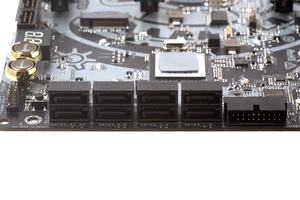 Sechs native und zwei zusätzliche SATA-Ports ermöglichen eine Storage-Erweiterung.