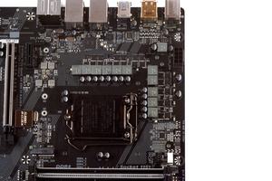 Für die CPU-Spannungsversorgung halten sich elf Spulen bereit.
