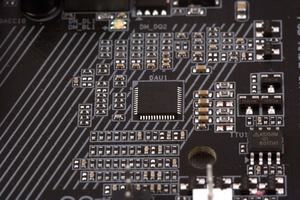 Ein PWM-Controller von Intersil kümmert sich um deren Ansteuerung.