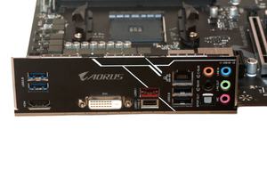 I/O-Panel: Die Blende wurde vormontiert.