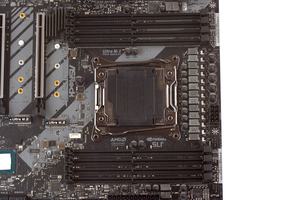 13 Spulen feuern die LGA2066-CPU an.