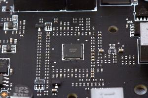 Ein PWM-Controller von UPI-Semiconductor übernimmt das Zepter für die Spulen.