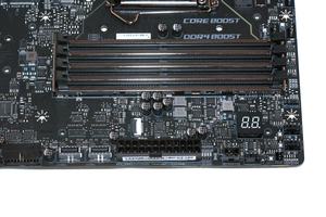 Die vier DDR4-UDIMM-Speicherbänke beim MSI MEG Z390 Godlike.