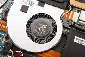 Der Lüfter des ASUS ZenBook 3 ist dünn, aber bei vollen Touren auch störend
